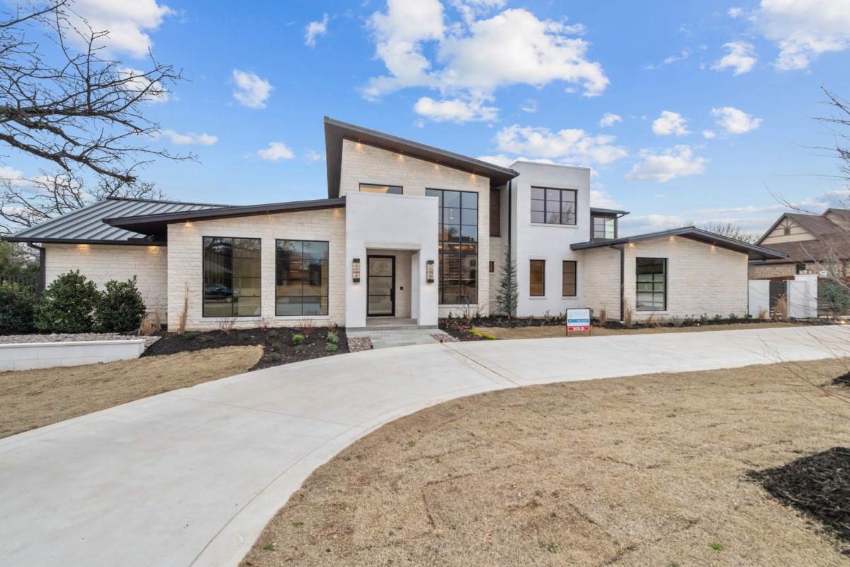Modern Keller Estate at daytime built by Garabedian Properties.